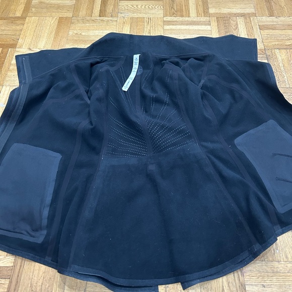 Lululemon jacket size 4 - Picture 6 of 6